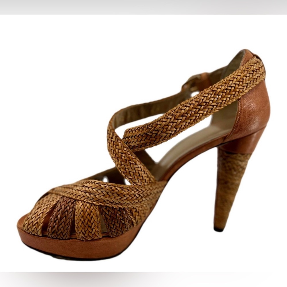 Stuart Weitzman Tan Raffia Platform Sandal Pump
Size 9.5 *Sale Price Firm*